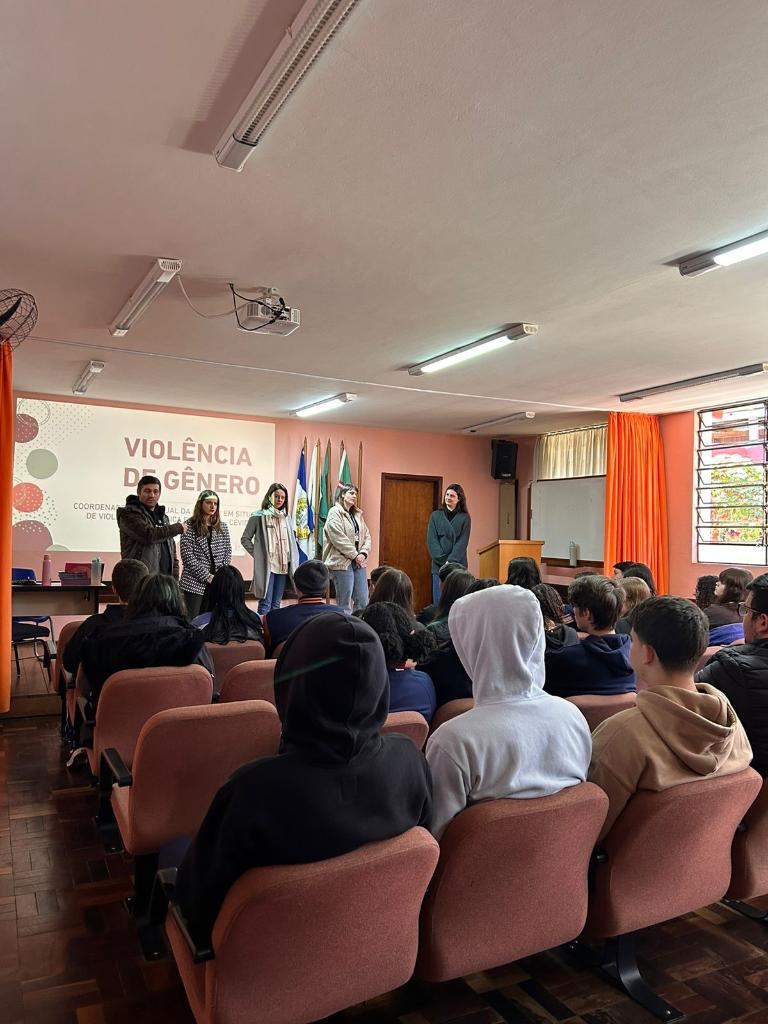 CEVID Ministra Palestras sobre Violência de Gênero em Escolas de Curitiba.